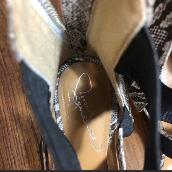 Report Signature Grays Snakeskin Back Zip Strappy Platform Ankle Wedges Sz 9 - Picture 2 of 5